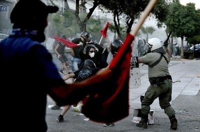 ギリシャ、警察幹部2人が辞職 ネオナチによる歌手刺殺事件受け