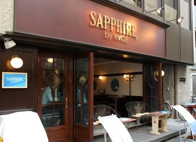 ボンベイ・サファイアの世界を体感できるバー「SAPPHIRE by RAGE」、銀座にオープン