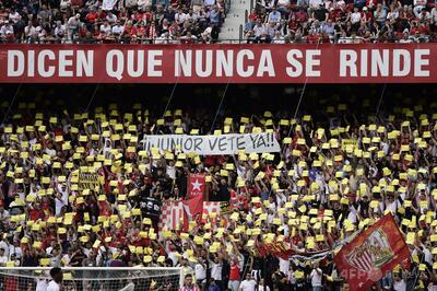 セビージャ選手が練習場で一夜明かす、サポが集結して抗議