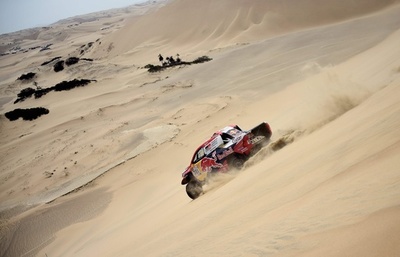 ダカールラリー開幕、トヨタのアルアティアが初日を制す