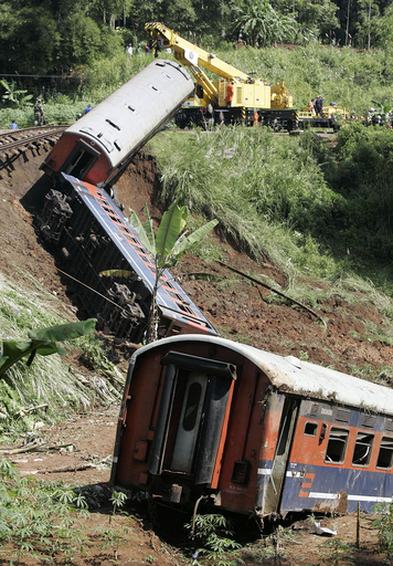 大雨が原因で列車打線、30人以上死亡 - インドネシア