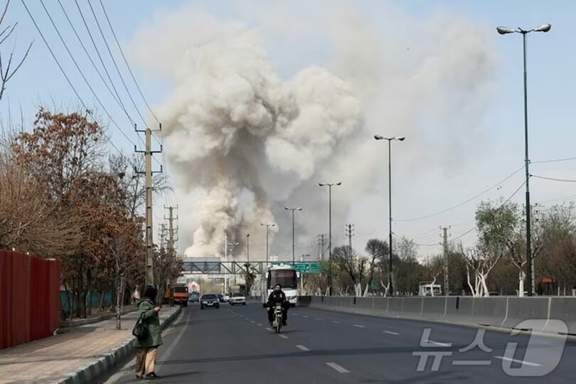 2026年3月5日、米国とイスラエルの爆撃により煙が立ち上るイランの首都テヘラン(c)Reuters/news1