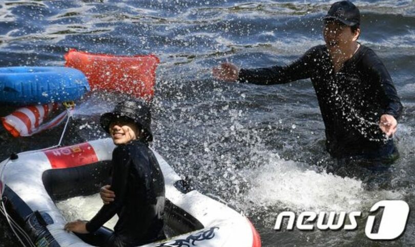 水遊びをしながら楽しい時間を過ごす避暑客（居昌郡提供）(c)news1