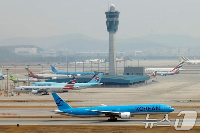 仁川国際空港で離陸準備をする航空機(c)news1