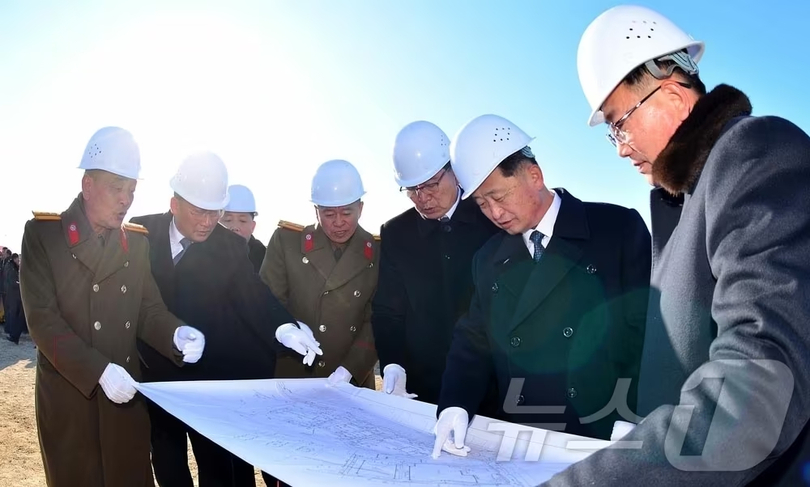 地方工場を視察するキム・ドックン（金徳訓）党経済書記兼経済部長（右から2人目）＝労働新聞(c)news1