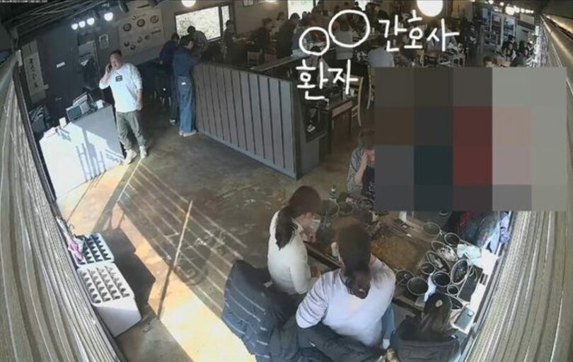 当時の様子を撮影した監視カメラの映像（左の〇が患者、右が看護師）(c)news1