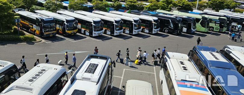 修学旅行生を待つ貸し切りバス＝済州国際空港(c)NEWSIS