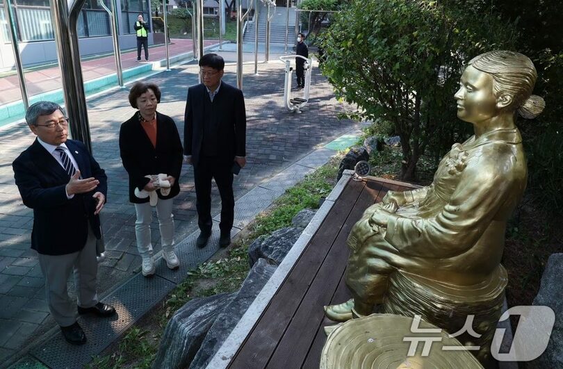 2025年10月29日、ソウル市内に設置された平和の少女像を訪れたソウル市教育監のチョン・グンシク氏(c)news1