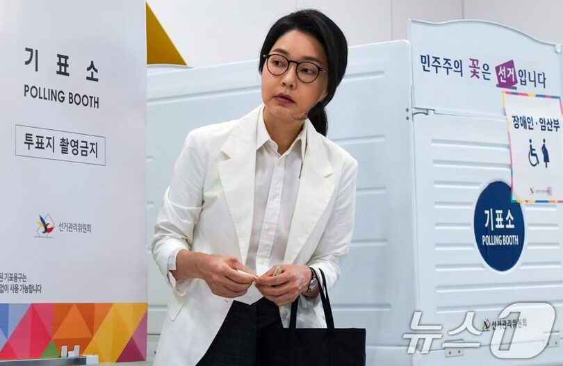 2025年6月3日、ソウル市瑞草区の投票所に現れた妻キム・ゴニ（金建希）氏(c)news1