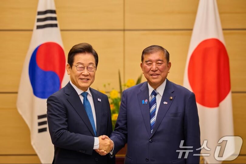 首相官邸で少人数首脳会談前に記念撮影をする石破茂首相とイ・ジェミョン（李在明）大統領＝大統領SNS(c)news1