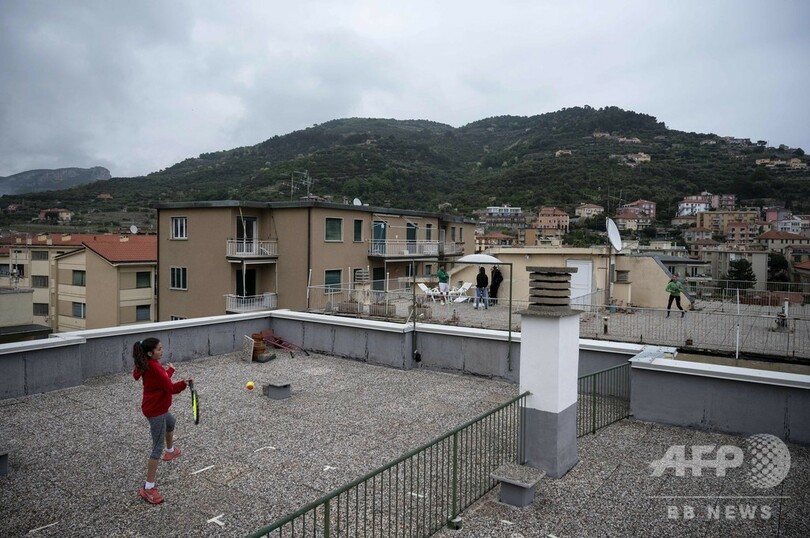 一段上の「家でテニス」、伊少女の屋上ラリーが話題