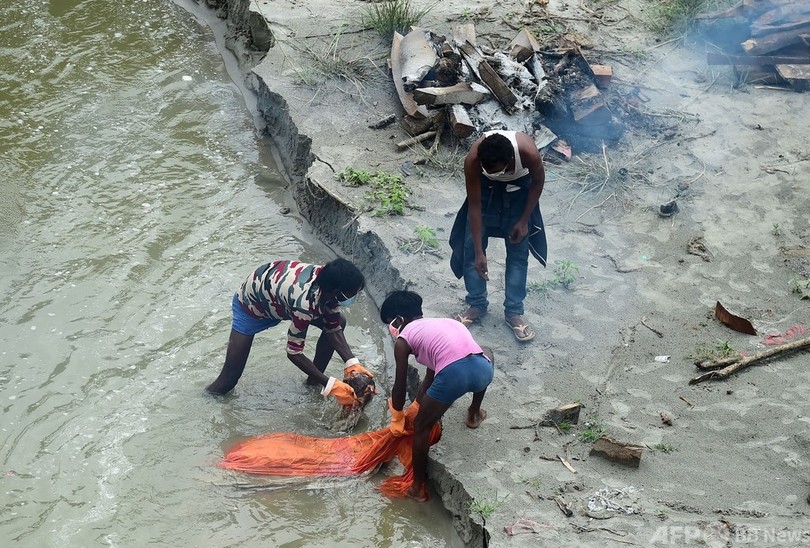 モンスーンで増水ガンジス川、墓地の遺体露出 新型コロナの犠牲者か