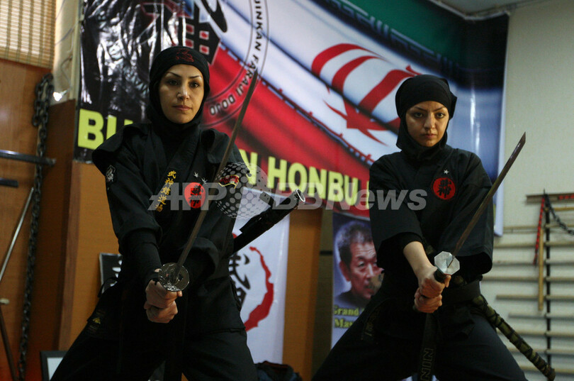 イラン女性に「忍術」が人気？華麗な技を披露