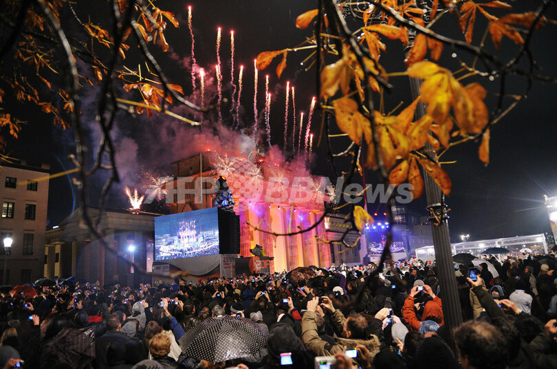 「ベルリンの壁」崩壊20年を祝う巨大ドミノ倒し