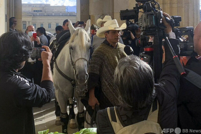 コロンビア議会、ペット同伴での登院可能に 馬には物議