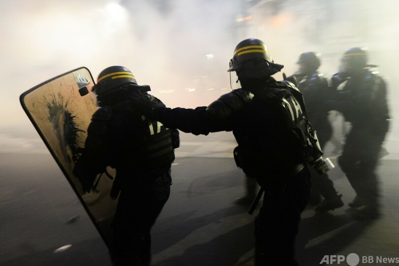 新治安法案への大規模抗議デモ、治安部隊と衝突も フランス