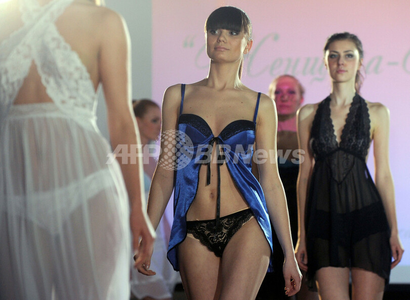 ベラルーシ人デザイナーによるランジェリーショー開催