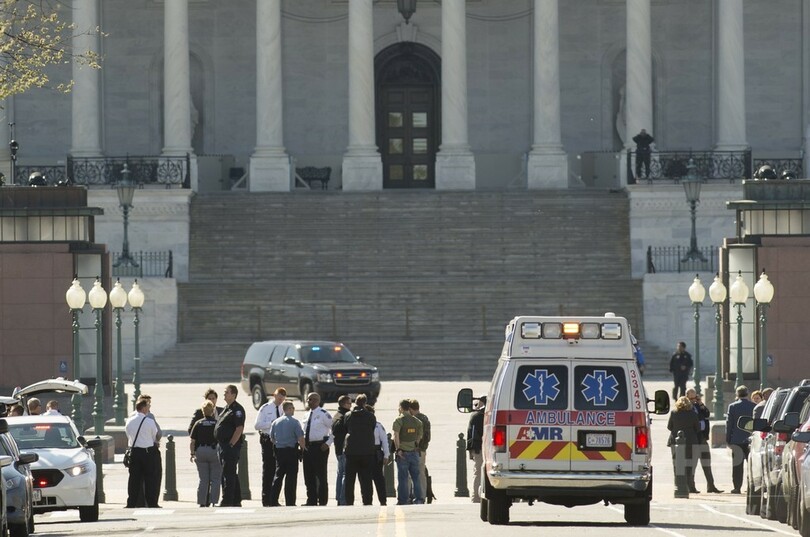 米議会に武装男、警官が発砲 観光客らパニック