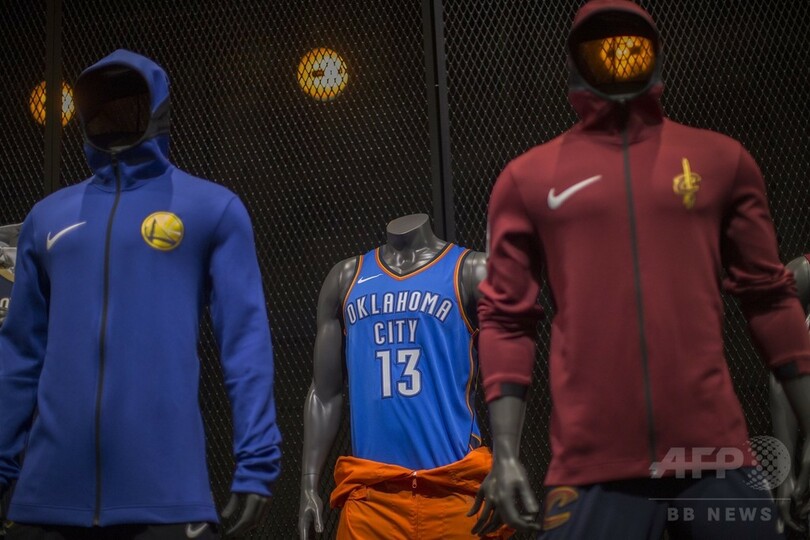 新スポンサーのナイキと新ユニホームをお披露目、NBA