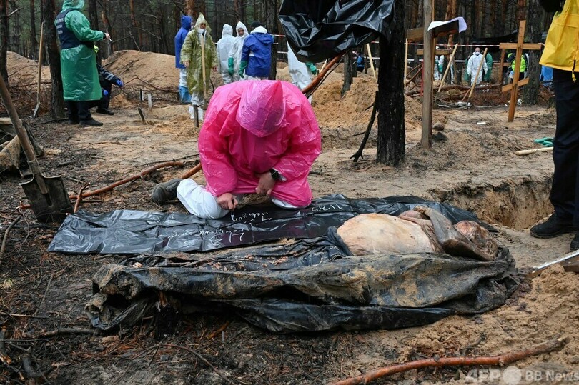 イジューム集団墓地の遺体、30人に「拷問の痕」 性器切断も