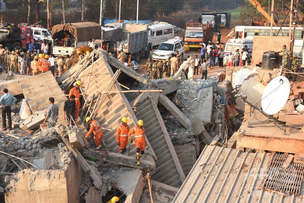 インドで建物崩壊、17人死亡 3日後に3人救出 写真6枚 国際ニュース:AFPBB News