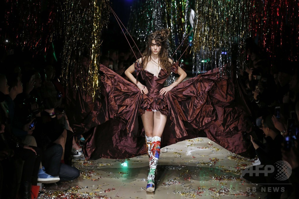 「ユニセックス」にまとう服、「ヴィヴィアン・ウエストウッド ゴールドレーベル」15/16秋冬