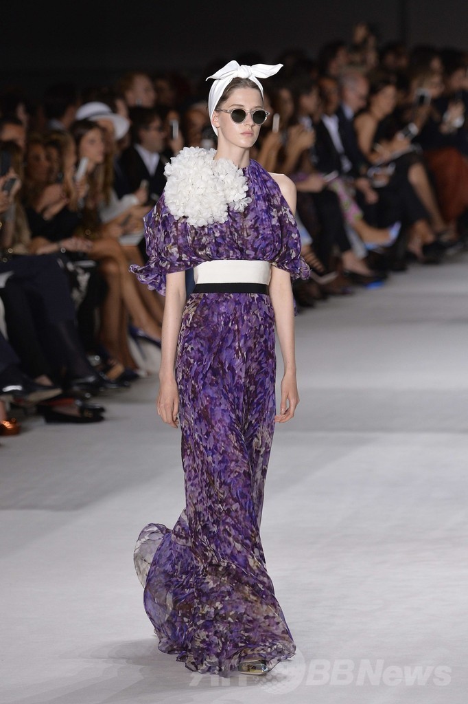 起き抜けのラフなスタイルをモードに昇華、「ジャンバティスタ・ヴァリ」14/15年秋冬オートクチュール