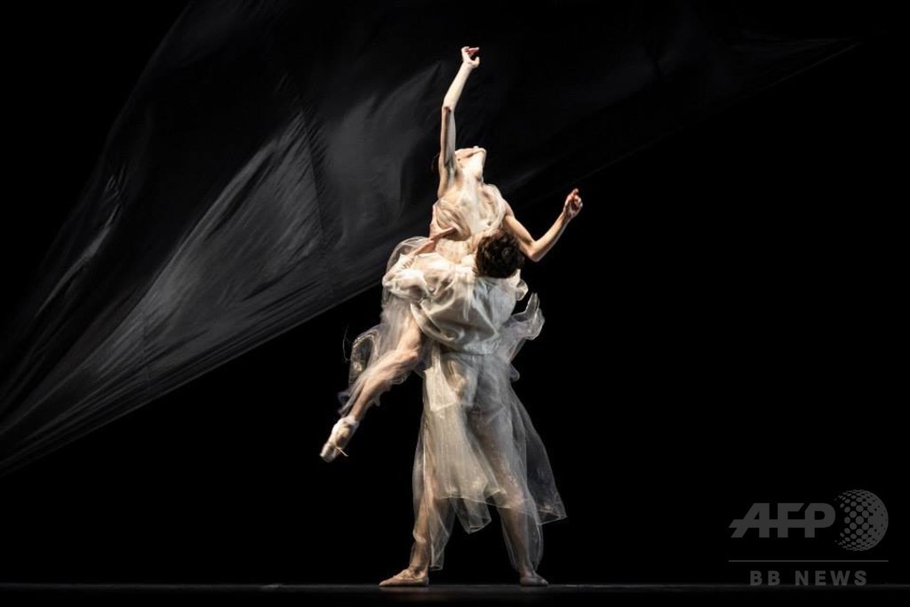 イーキン・イン、バレエ「トリスタンとイゾルデ」の衣装を担当