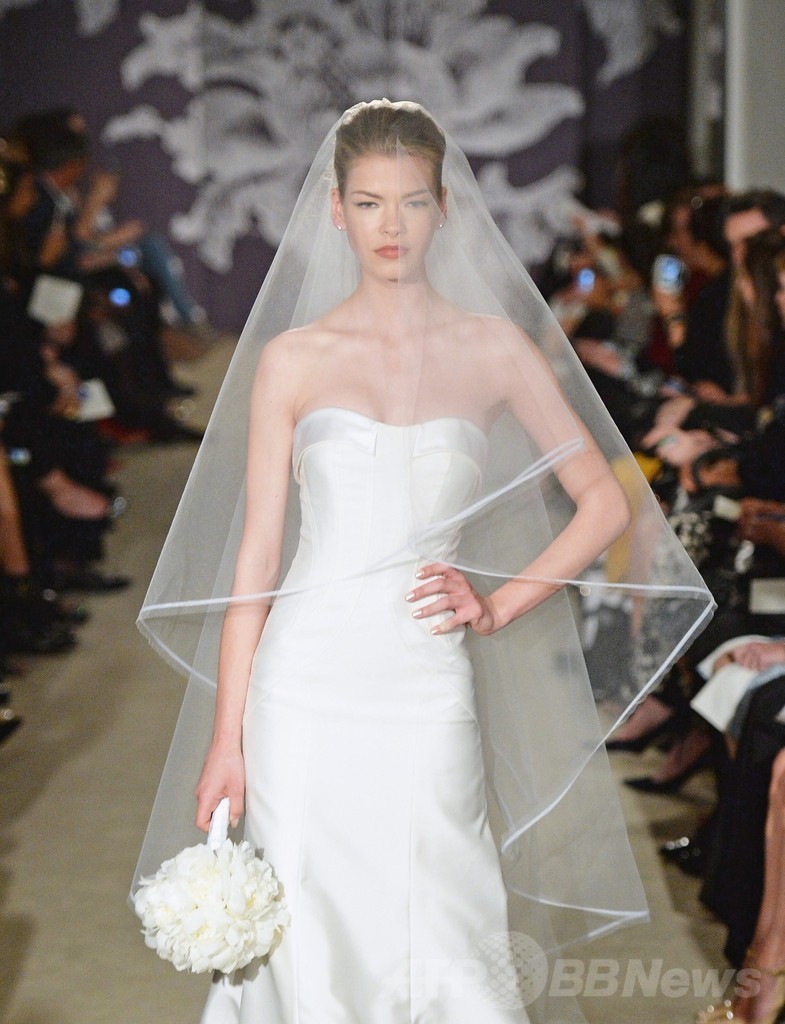 ＜15年春夏ブライダル・コレクション＞キャロリーナ ヘレラ