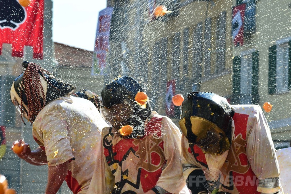 今年も開催、イタリア名物「オレンジ合戦」