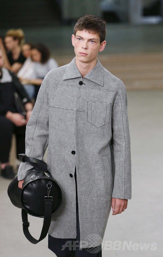 少年の面影を残す爽やかなスタイル、「カルヴェン」15年春夏メンズ