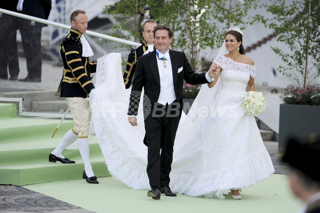 スウェーデンのマデレーン王女が結婚、ウエディングドレスは「ヴァレンティノ」