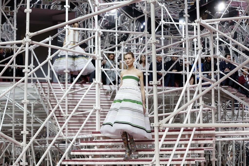 50～70年代の要素を取り入れた新たな女性像を提案、「ディオール」15年春夏オートクチュール