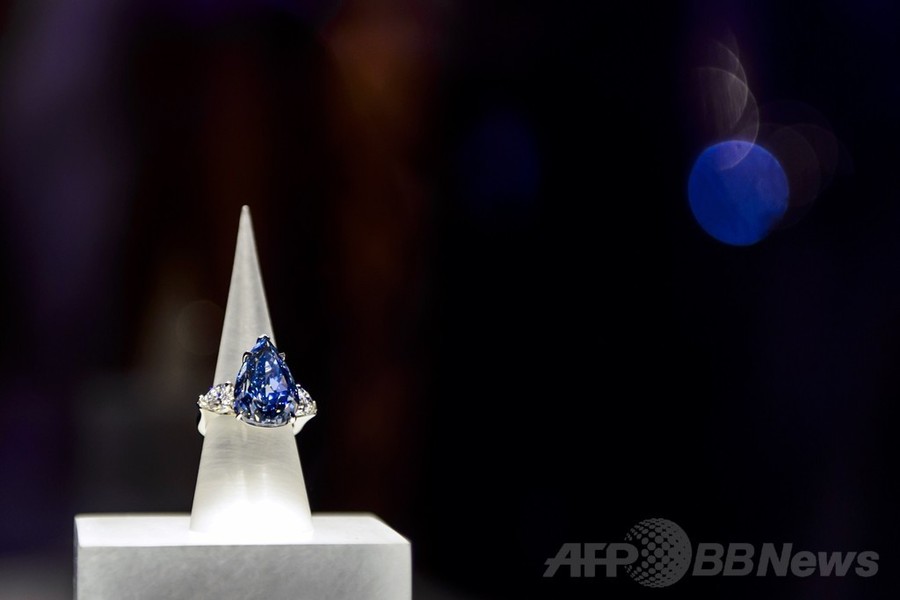 世界最大のブルーダイヤ、24億円で落札