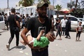 イスラエル軍の爆撃後、パレスチナ自治区ガザ地区中部デイルアルバラのアクサ殉教者病院に運び込まれる乳児（2024年6月8日撮影）。(c) Bashar TALEB / AFP