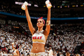 12-13NBAは3日、イースタンカンファレンス決勝（7回戦制）の第7戦が行われ、マイアミ・ヒート（Miami Heat）が99-76でインディアナ・ペイサーズ（Indiana Pacers）を破り、3年連続NBAファイナル進出を果たした。

パフォーマンスを披露するチアダンサー（2013年6月3日撮影）。(c)AFP/Getty Images/NBAE/Issac Baldizon