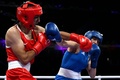 パリ五輪、ボクシング女子66キロ級2回戦。試合に臨むアルジェリアのイマン・ヘリフ（左）とイタリアのアンジェラ・カリニ（2024年8月1日撮影）。(c)MOHD RASFAN / AFP