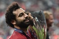 UEFAスーパーカップ、リバプール対チェルシー。トロフィーを手にするリバプールのモハメド・サラー（2019年8月14日撮影）。(c)OZAN KOSE / AFP