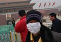 北京（Beijing）市内は30日もスモッグが垂れ込める1日となった。北京市当局は同日、スモッグへの緊急対策を実施するとともに、住民に屋内にとどまるよう呼びかけた。

写真はマスクを付けて天安門広場（Tiananmen Square）を訪れる観光客（2013年1月30日撮影）。(c)AFP/Mark RALSTON