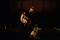 演劇祭「第14回ダマスカス・シアター・フェスティバル（Damascus Theatre Festival）」で上演された、クロージング作品『Aramel Ala al-baskalit（Widows on bicycles）』（2008年12月20日撮影）。(c)AFP/Damascus Arab Capital of Cultur