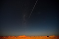 宇宙航空研究開発機構（JAXA）の小惑星探査機「はやぶさ2」から分離され、火球となって地表に落下するカプセル。豪クーバーピディから撮影（2020年12月6日撮影）。(c)Morgan Sette / AFP