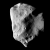 彗星（すいせい）探査機「ロゼッタ（Rosetta）」がフライバイの際に撮影したルテティア（2010年7月10日公開）。(c)AFP/ESA