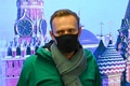 ロシア・モスクワにあるシェレメチェボ国際空港に妻ユリアさん（フレーム外）と共に到着した、同国の野党勢力指導者アレクセイ・ナワリヌイ氏（2021年1月17日撮影）。(c)Kirill KUDRYAVTSEV / AFP