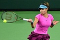 テニス、BNPパリバ・オープン、女子シングルス4回戦。リターンを打つエマ・ラドゥカヌ（2023年3月14日撮影）。(c)Frederic J. BROWN / AFP