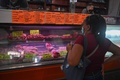 ベネズエラ首都カラカス近郊の市場で肉を買う女性（2021年8月5日撮影）。(c)Federico PARRA / AFP