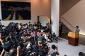 香港で記者会見に臨む林鄭月娥（キャリー・ラム）行政長官（右、2019年9月23日撮影）。(c)Nicolas ASFOURI / AFP