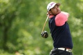 男子ゴルフのメジャー第2戦、第105回全米プロゴルフ選手権2日目。4番でティーショットを打つ松山英樹（2023年5月19日撮影）。(c)Warren Little/Getty Images/AFP