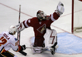 グローブセーブをみせるコヨーテスのゴーリー、イルヤ・ブリズガロフ（%%Ilya Bryzgalov%%、右）。(c)AFP/Getty Images/Christian Petersen