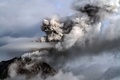 インドネシアのカロで、火山灰を噴き上げるシナブン山（2017年2月7日撮影）。(c)AFP