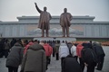 北朝鮮・平壌の万寿台で、金正日氏と日成氏の銅像の前で両氏に敬意を表する市民（2021年12月16日撮影）。(c)KIM Won Jin / AFP